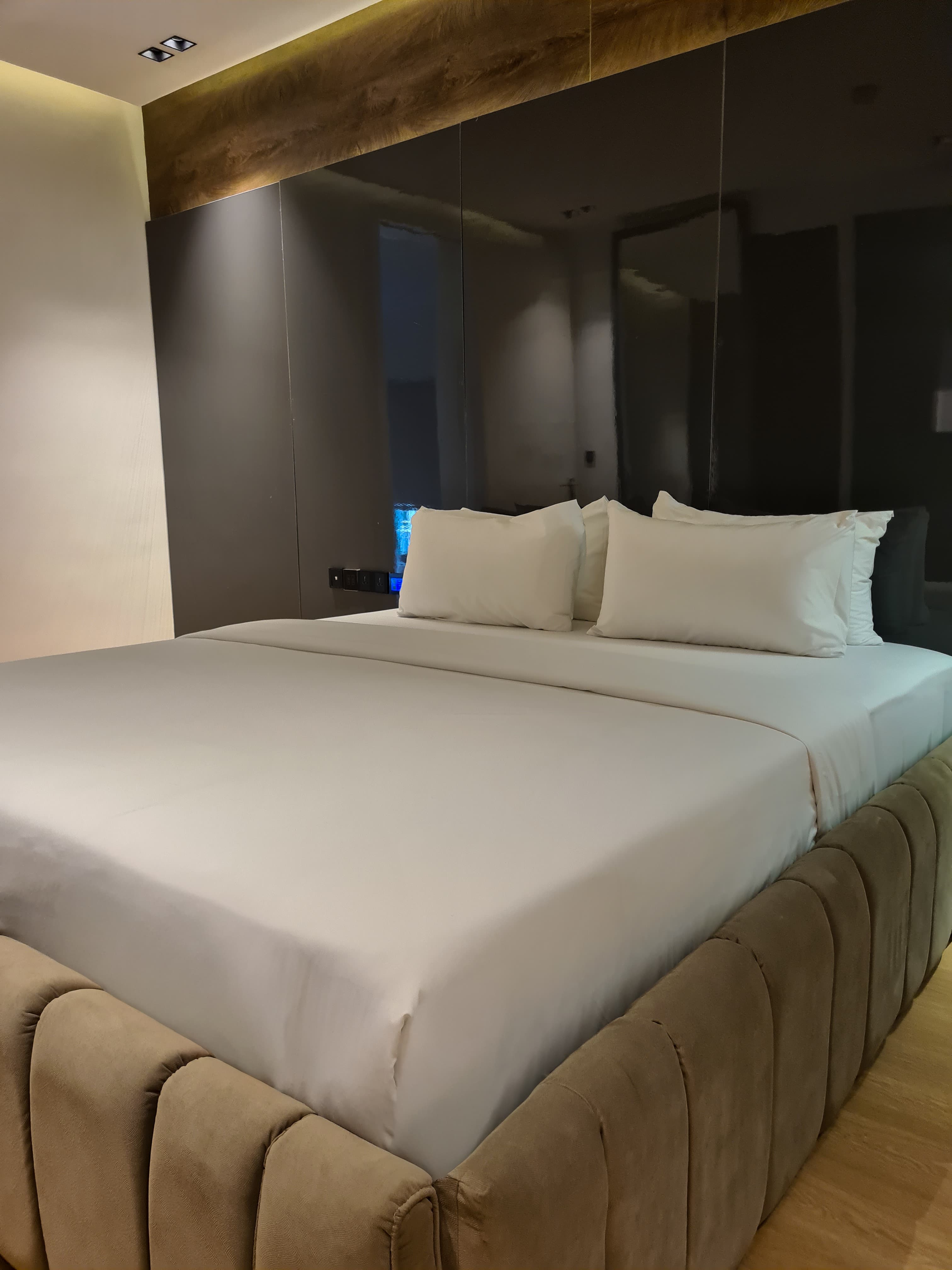 1-Bedroom Suite — Room 103 at Tavern Residence, photo 1 of 8