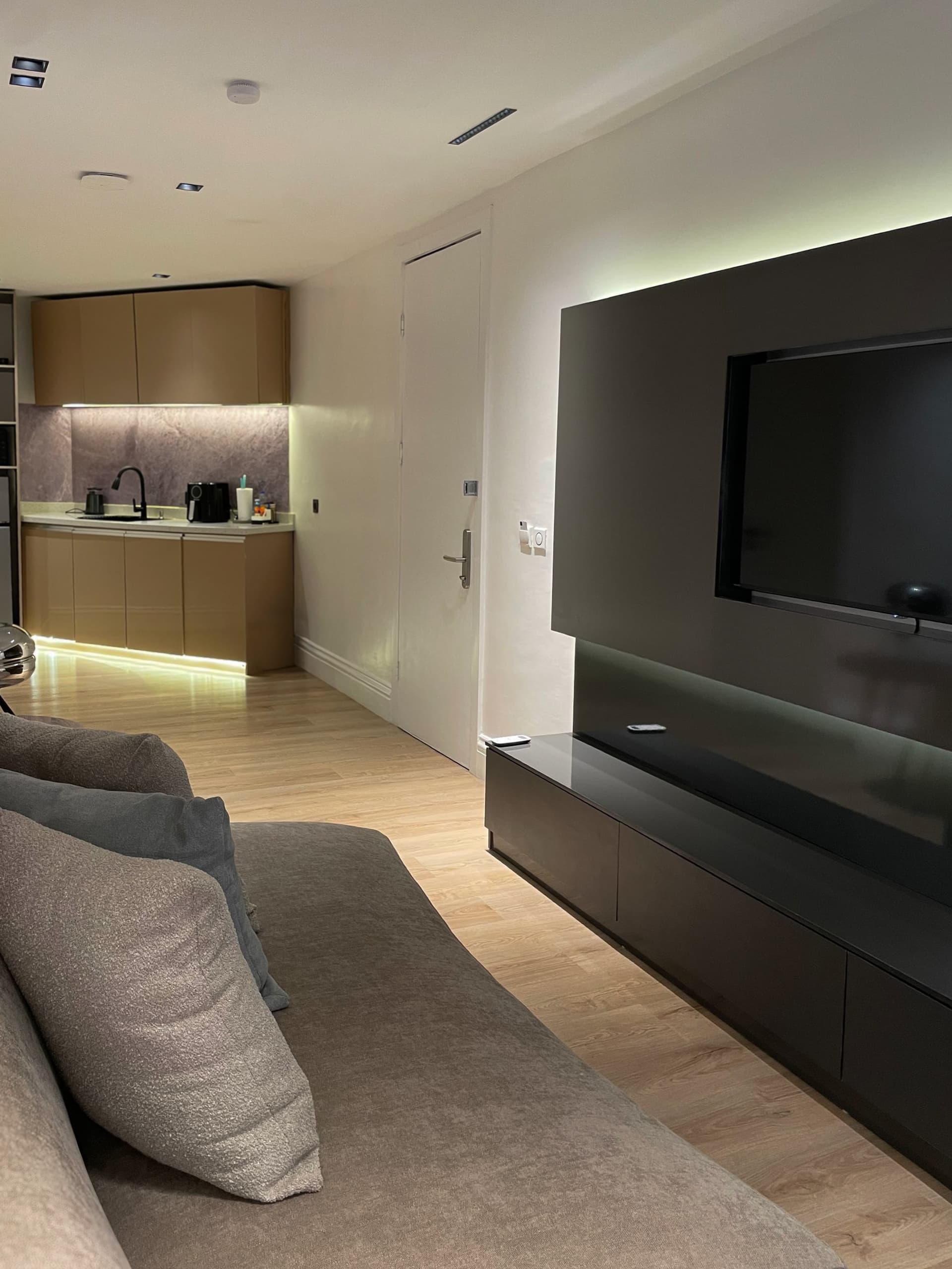 1-Bedroom Suite — Room 106 at Tavern Residence, photo 7 of 9